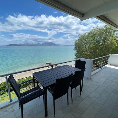 Stunning Beachfront Apartment Strátos Nerántza Exterior foto