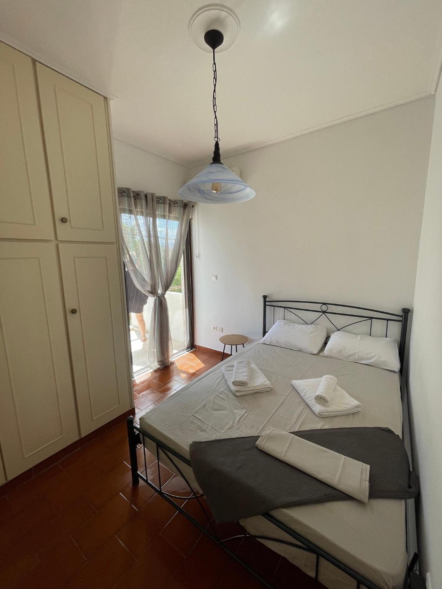 Stunning Beachfront Apartment Strátos Nerántza Exterior foto